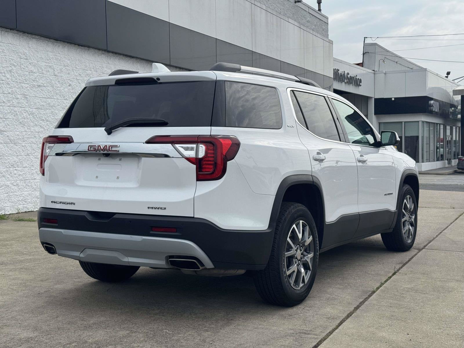 2023 GMC Acadia SLT